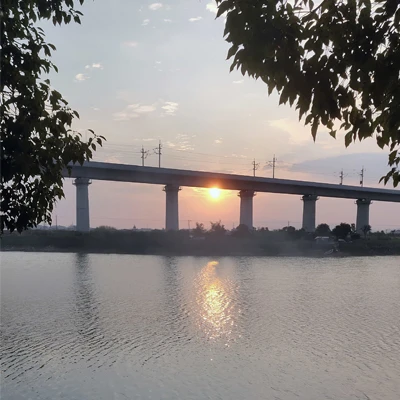 Perjalanan pembinaan pasukan yang memaparkan memancing, barbeku dan berkebun ...